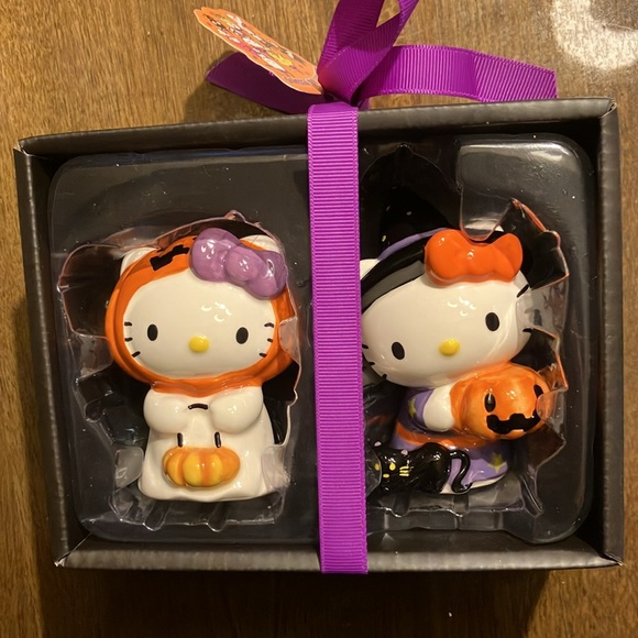 🎀Hello Kitty Halloween hand painted salt & pepper shakers set NWT - Picture 4 of 9